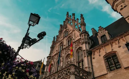 Self guided tour with interactive city game of Antwerp