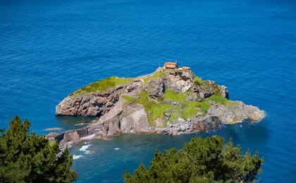 Biscay Bridge, Gaztelugatxe and txakoli tasting small group tour