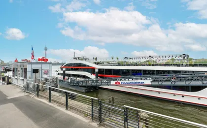 Panorama river boat cruise in Düsseldorf
