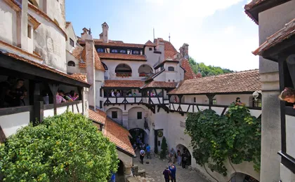 Bran Castle, Peles Castle and Brasov Full-Day Tour