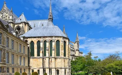 Self guided tour with interactive city game of Reims