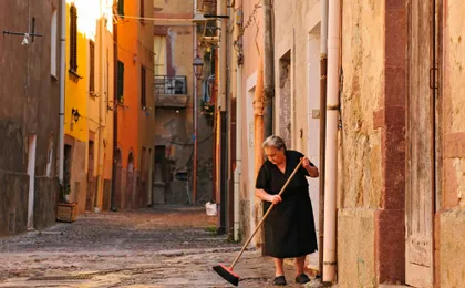Market day in Bosa with guided tour and free time