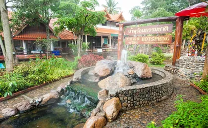 Chiang Rai White Temple and Hill Tribe Village tour from Chaing Mai