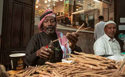 Jeddah Al Balad walking tour with traditional craft workshop
