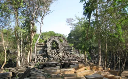 Beng Mealea and Banteay Srei temple private full-day tour