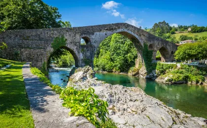 Day trip to Covadonga lakes, sanctuary, Cangas and Lastres from Gijón