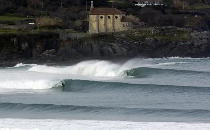 Gaztelugatxe and Mundaka small group guided tour from Bilbao