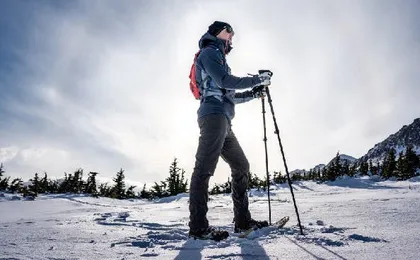 Beginners snowshoeing adventure in Anchorage