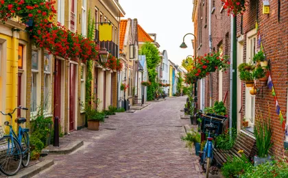Self-guided Discovery Walk in Delft secret alleys and blue ceramics