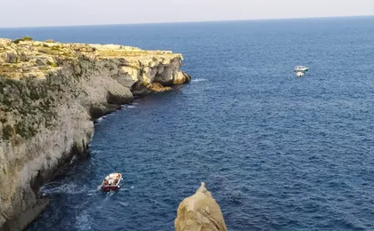 Siracusa 1-hour boat tour around Ortigia and sea caves adventure