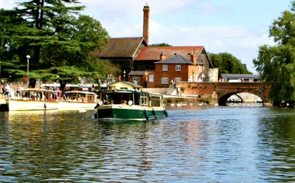 Stratford-upon-Avon river cruise with city audio tour