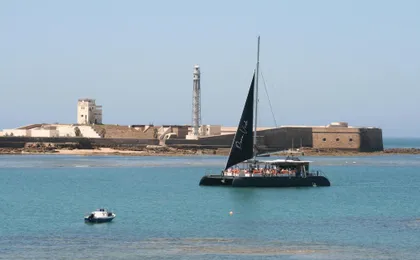 Sunset catamaran experience in Cadiz with one drink