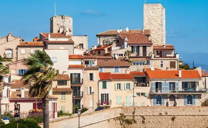 Discover Antibes in 1 hour with a local
