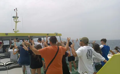Vigo estuary tour with mussel tasting and wine from Cangas