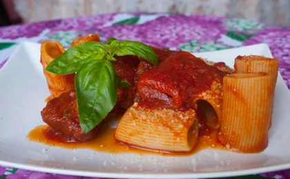 Market tour and dining experience at a Cesarina's home in Lucca