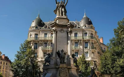 Grenoble 2-hour introductory walking tour with a local
