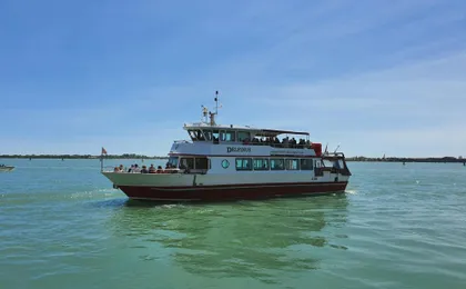 Murano and Burano half-day boat tour with glassblowing show