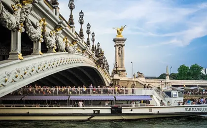 Visit of the Louvre Museum and cruise ticket