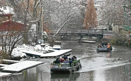 Winter city tour by motorboat including mulled wine