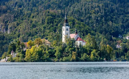Summer tour of Slovenia’s Lake Bled with castle and boat ride