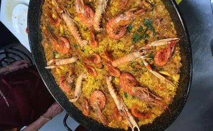Seafood paella cooking class and Ruzafa market visit