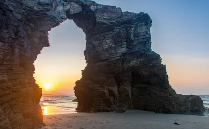 Full-day Beach of the Cathedrals, Ribadeo and Tapia tour from Gijón