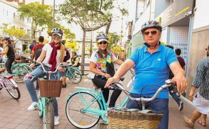Lima bicycle tour with Pacific views and local food tastings