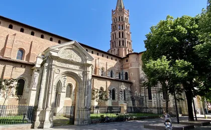 Old Town Toulouse exploration game and tour