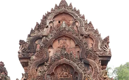 Beng Mealea and Banteay Srei temple private full-day tour