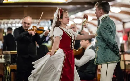 Dinner cruise on the Danube with folklore dance and live music