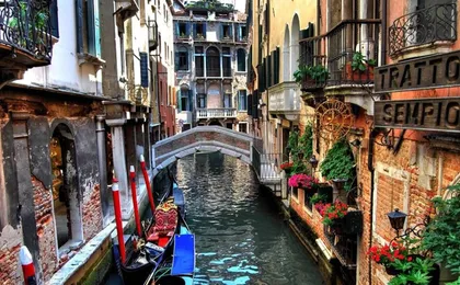Morning walking tour of Venice with St. Mark's Basilica and gondola ride
