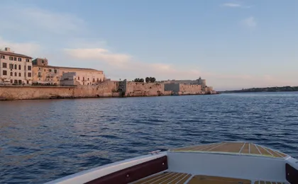 Siracusa 1-hour boat tour around Ortigia and sea caves adventure