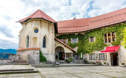 Summer tour of Slovenia’s Lake Bled with castle and boat ride