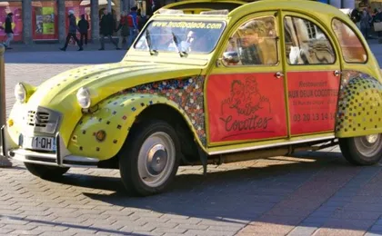 Lille guided tour by Citroen 2CV with Champagne Break