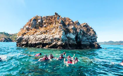 Visit Tortuga Island with Lunch from San José