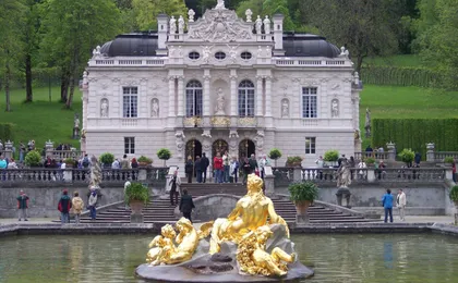 Neuschwanstein, Linderhof and panoramic bus tour in Oberammergau