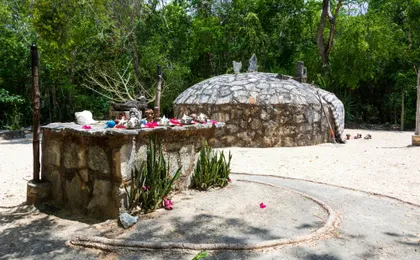 Guided tour of Tulum and visit to a modern Maya community