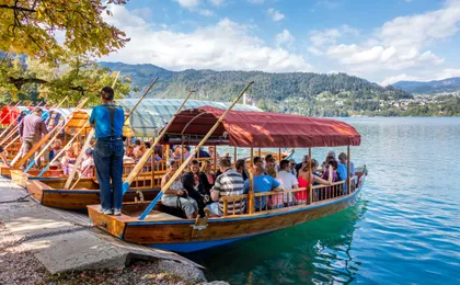 Summer tour of Slovenia’s Lake Bled with castle and boat ride
