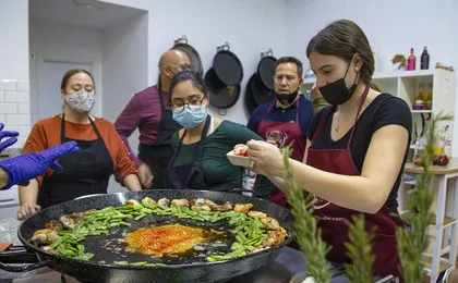 Vegetable paella cooking class and Ruzafa market visit