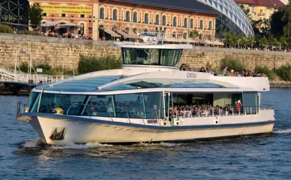 Budapest 70-minute Daytime Sightseeing Cruise Duna Bella