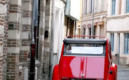 Lille guided tour by Citroen 2CV with Champagne Break