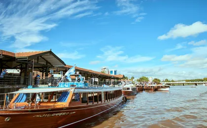 Delta premium tour: five rivers and visit to Puerto de Frutos