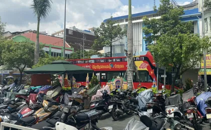 City Sightseeing hop-on hop-off bus tour of Saigon