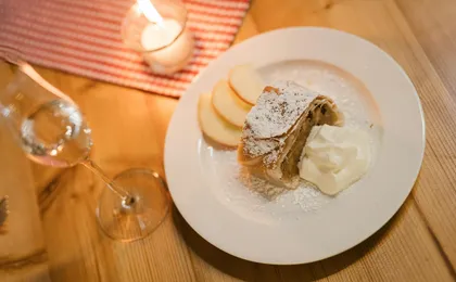 Gundolf Family Tyrolean folk show in Innsbruck with dinner option