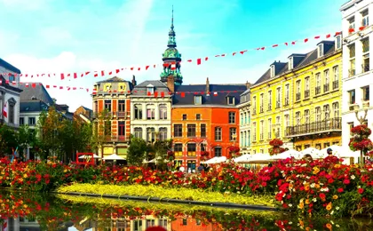 Mons city highlights walking tour with a local
