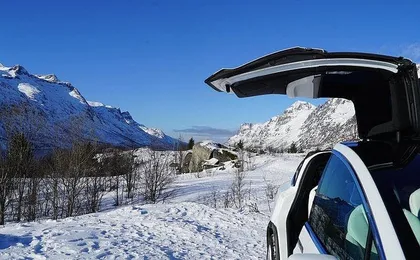 Private Tromsø snowshoeing tour with a TeslaX car ride