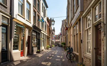 Dordrecht audio walking tour with historic harbours and landmarks