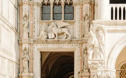 St. Mark's Basilica and Doge's Palace Guided Tour with Gondola Ride