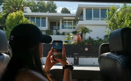 Hollywood sightseeing and celebrity homes tour from Santa Monica