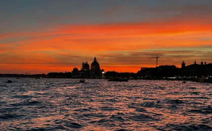 Murano and Burano half-day boat tour with glassblowing show